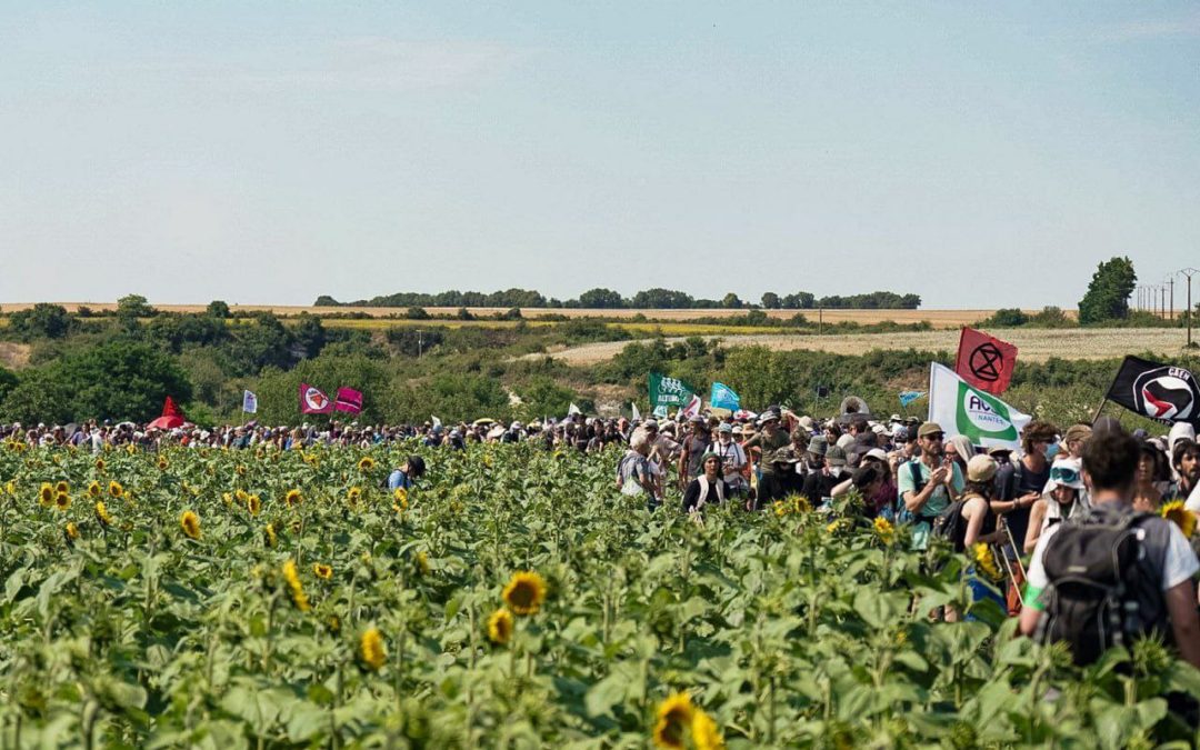 Stóp Méga-Bassines: la marea azul imparable que el Estado francés pretende reprimir (sin éxito)